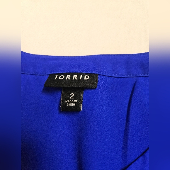 Torrid / Women's Blue Button-Down Top Plus Size 2 - Picture 5 of 6